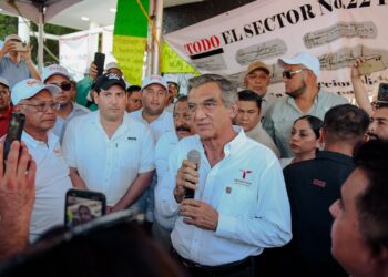 Américo Villarreal acude a dialogar con las y los maestros; les pide reanudar las clases