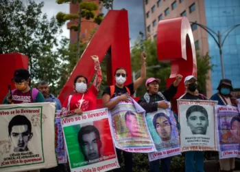 AMLO pide ayuda para conocer paradero de los 43 normalistas de Ayotzinapa