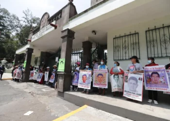AMLO reconoce diferencias con familiares de los 43 normalistas desaparecidos de Ayotzinapa