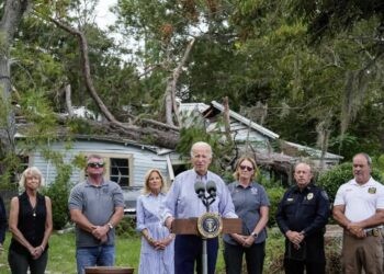 Biden recorre zona devastada por huracán Idalia y promete ayuda