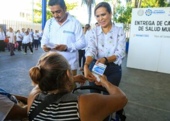 Lili Campos inaugura instalaciones de salud y entrega cartillas de salud municipal