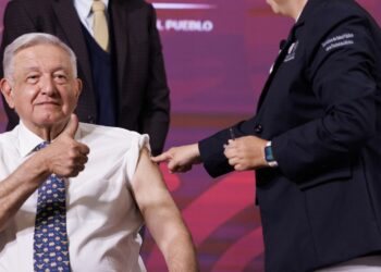 López Obrador se vacuna contra influenza y COVID-19