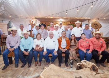 Entregan ganaderos al gobernador Américo Villarreal donativo con causa para el DIF Tamaulipas