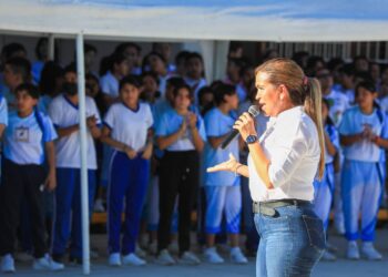 Fomenta Lili Campos valores cívicos en estudiantes