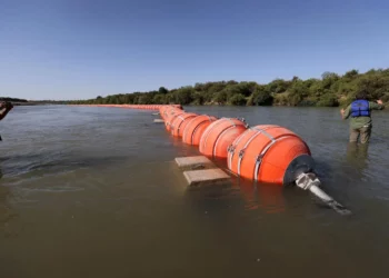 Texas pide a una corte de apelaciones que le permita mantener las boyas en el Río Grande