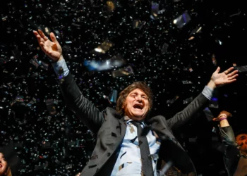 Milei se entrega a las masas al final de su campaña en Buenos Aires