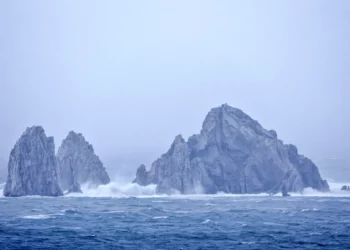 Norma impacta en Todos Santos, Baja California Sur, como huracán categoría 2