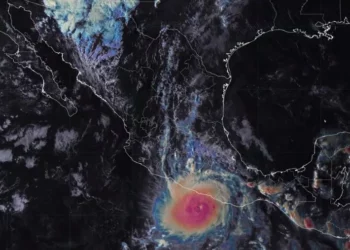Otis se intensifica a huracán categoría 5 frente a las costas de Guerrero