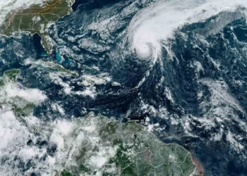 Huracán Tammy se fortalece más en aguas abiertas del Atlántico rumbo al noreste