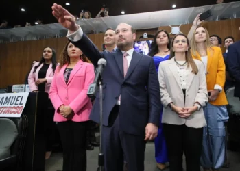 Congreso de NL otorga licencia a Samuel García y toma protesta a Arturo Salinas como gobernador interino