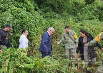 Tras atasco, el presidente López Obrador camina por la carretera federal México-Acapulco