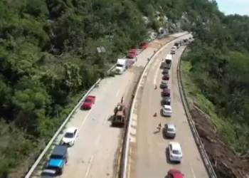 Liberan los cuatro carriles de la Autopista del Sol tras impacto de Otis