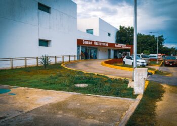 Construirá gobierno banquetas de Hospital General