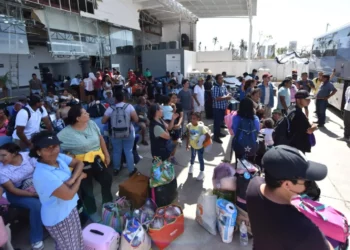 Puente humanitario por huracán Otis trasladó 12 mil 944 personas por vía aérea y terrestre: SICT