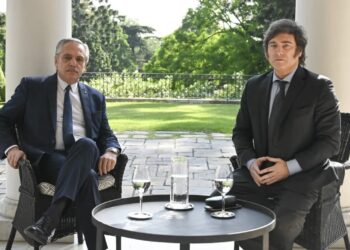 La transición en Argentina comienza con una primera reunión entre Fernández y Milei