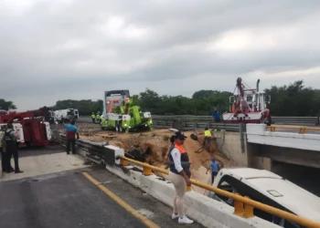 Aumentan a 12 los muertos por la caída de un autobús de un puente en Veracruz