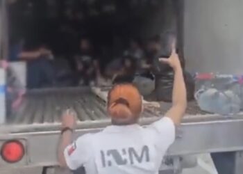 Abandonan a 215 migrantes al interior de un tráiler en Veracruz