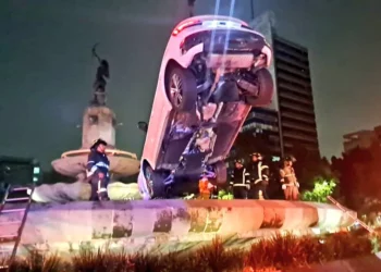 Auto choca y termina en la fuente de la Diana Cazadora