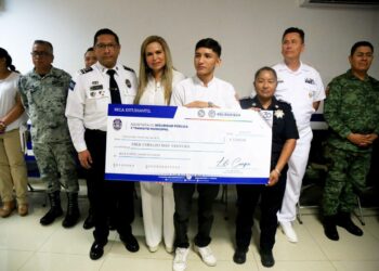 Lili Campos cumple con becas a hijos de policías