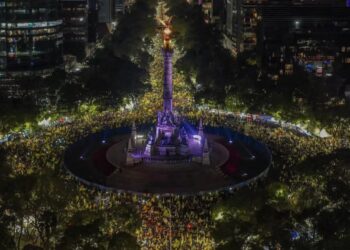 Aficionados del América celebran título de liga en el Ángel de la Independencia