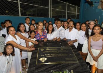 Reconocen a luchador social con placa conmemorativa en estadio de béisbol