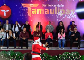 Américo y María conviven con familias durante desfile navideño en Ciudad Victoria