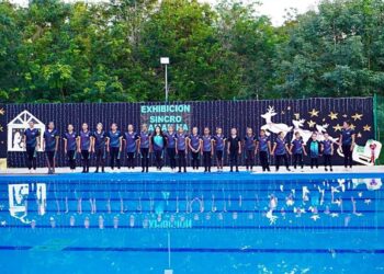 Sirenas y tritones solidarenses realizan exhibición de natación artística para despedir el 2023