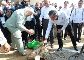 Pone Américo primera piedra de planta industrial en Altamira