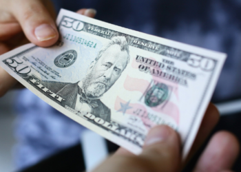 México recibió, en 2023, más de 63 mil mdd en remesas, estima AMLO