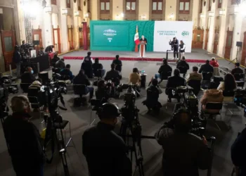 Denuncian filtración de datos de periodistas que acuden a “mañaneras” de AMLO; Inai investiga