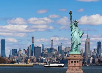 AMLO sugiere trasladar la Estatua de la Libertad a México por caso Assange