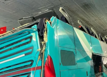 Autobús se accidenta en bajopuente de Viaducto; hay al menos 16 heridos