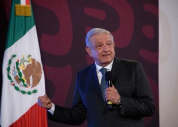 AMLO vuelve a mostrar cuestionario de periodista del NYT, pero ahora oculta teléfono