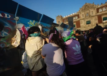 AMLO dice que mujeres que protestaron el 8M “se portaron bien”