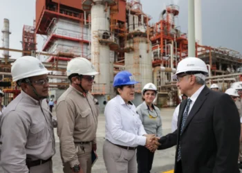 “México necesita las refinerías”: AMLO responde a Xóchitl Gálvez sobre cerrar instalaciones en Cadereyta y Tampico