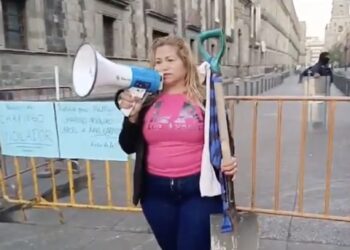 AMLO responde a Ceci Flores, quien busca entregarle ‘pala de mando’ para buscar desaparecidos