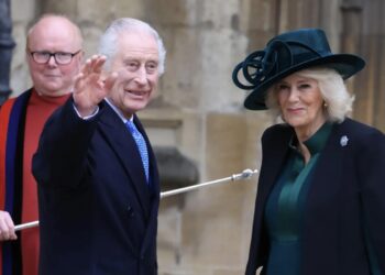 Carlos III saluda a la multitud tras asistir a una misa de Pascua en Windsor