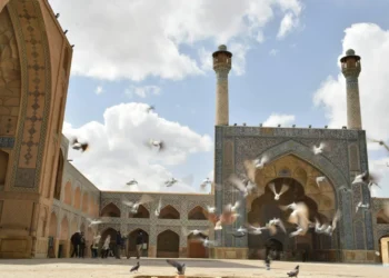 Israel responde y ataca a Irán; suspenden vuelos por explosiones