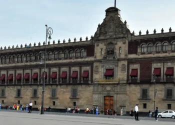 Legisladores de Morena-PT-PVEM se reúnen con AMLO en Palacio Nacional