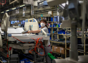 AMLO celebra reducción de la pobreza laboral en el país