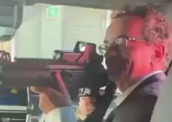 Cesan al embajador británico en México tras apuntar con un arma a empleada