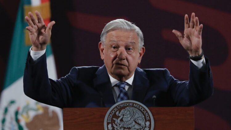 El presidente de México, Andrés Manuel López Obrador, participa este jueves durante una rueda de prensa en el Palacio Nacional, en Ciudad de México (México). EFE/ Mario Guzmán