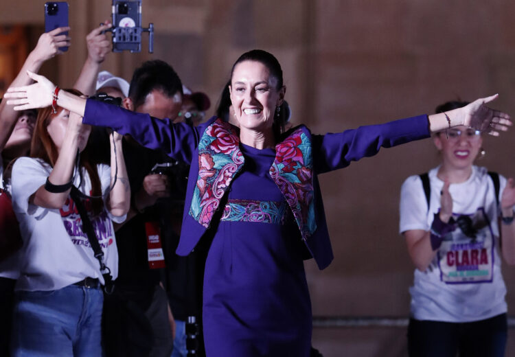 MEX126. CIUDAD DE MÉXICO (MÉXICO), 04/06/2024.- La oficialista Claudia Sheinbaum, ganadora de la elección presidencial, saluda a simpatizantes el 3 de junio de 2023 en el Zócalo en la Ciudad de México (México). El control de daños en los mercados, ante la caída de la bolsa y el peso mexicano por el nerviosismo tras las elecciones en México, ha marcado los primeros días del triunfo de la candidata presidencial del oficialismo, Claudia Sheinbaum, quien este martes trató de mandar una señal de estabilidad. EFE/Mario Guzmán