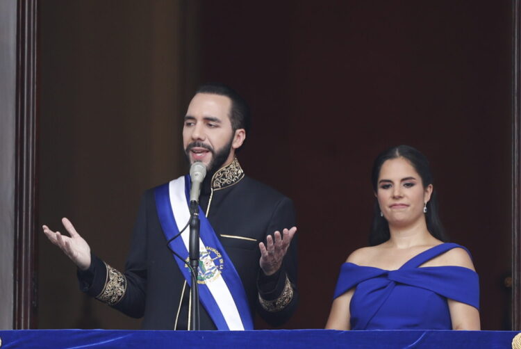 AME769. SAN SALVADOR (EL SALVADOR), 01/06/2024.- El presidente de El Salvador, Nayib Bukele, acompado de su esposa, Gabriela Rodríguez, pronuncia un discurso durante la ceremonia de investidura para su segundo mandato, este sábado en la Plaza Gerardo Barrios de San Salvador (El Salvador). EFE/ Bienvenido Velasco