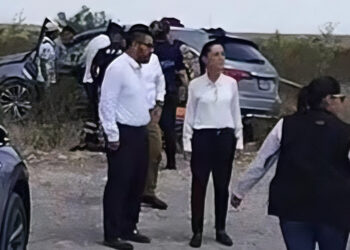 Se accidenta auto del convoy de Sheinbaum en Coahuila; ella se baja a ayudar