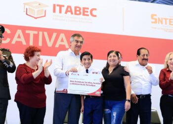 Entrega Américo Villarreal becas que benefician a 54 mil estudiantes de Tamaulipas