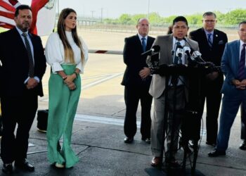 Ricardo Gallardo y su esposa vuelven a salir del país con cargo al bolsillo de los potosinos