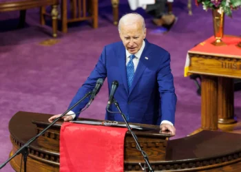Biden bromea sobre su edad y dice que el mundo mira a EE.UU. para que guíe sus esperanzas