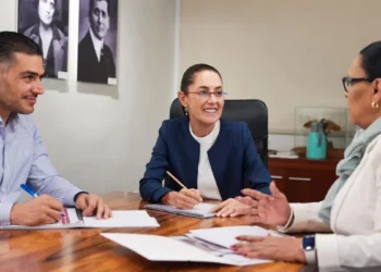 Claudia Sheinbaum sostiene reunión de trabajo con Rosa Icela Rodríguez y Omar García Harfuch