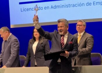 Vocero de Seguridad de Tamaulipas recibe reconocimiento a la excelencia